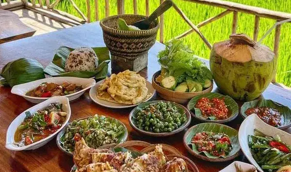 Lesehan Tepi Sawah